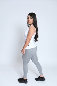 Ensemble d'entraînement respirant et léger à séchage rapide pour femme, avec soutien-gorge de sport et de yoga sans couture et logo positionné sur le devant de la taille - Product Image 3