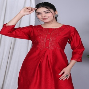 Conjunto de Kurta y Pantalón Tradicional para Mujer NIYANI, Elegante, Rojo, de Rayón, con Bordado Sutil, Estilo Étnico Clásico para Diwali, para Todas las Temporadas - Product Image 3