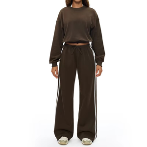 Ensemble de survêtement pour femme en coton et polyester, coupe ample, avec logo personnalisé, bandes latérales, vêtements de sport de luxe de haute qualité - Product Image 5