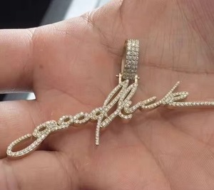 Colgante de Letra Cursiva Personalizado con Diamantes de Moissanita VVS, Plata Sólida 925 con Baño de Oro, Dijes Iced Out, Pasa el Test de Diamantes - Product Image 1