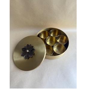 Proveedor indio de recipientes de latón para masala con tapa y cuchara, organizador de cocina tradicional disponible en grandes cantidades. - Product Image 3