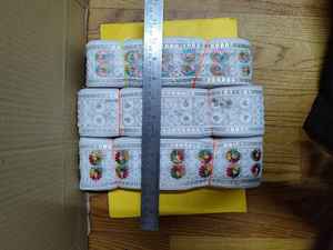 Hermosa ribete de encaje bordado, ideal para trajes de novia, dupatta, blusas y trabajos artesanales. - Product Image 4