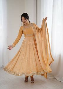 Conjunto de Vestido de Seda Fandy de Primera Calidad con Bordado de Lentejuelas, Dupatta de Diseñador, Ropa Étnica para Fiestas, Disponible a Precio de Exportación - Product Image 3