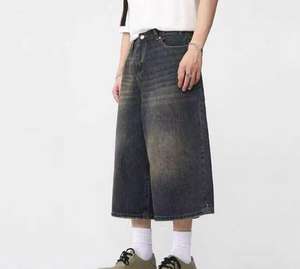 Shorts en jean pour hommes avec logo personnalisé, design embossé, chaîne et pierres imprimées, style streetwear. - Product Image 5