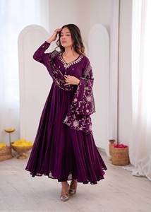 Costume Anarkali traditionnel pour femmes, couleur violette, avec dupatta brodé, coupe ample, longueur au sol, tenue de mariage, style Inde Pakistan - Product Image 2