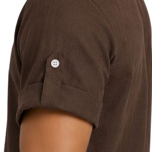 เสื้อเชิ้ตเฮนลีย์ผ้าลินินผสมสีน้ำตาลกาแฟสำหรับผู้ชาย ปกแมนดาริน แขนสั้น สไตล์ลำลองสำหรับฤดูร้อน แต่งลายปัก จับจีบ  รับผลิตตามแบบ OEM - Product Image 3