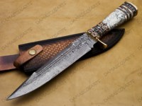 Couteau de chasse à dépecer en acier Damas OEM DIY avec manche en résine, laiton et acier, bord dentelé fixe, haute durabilité, pour l'extérieur