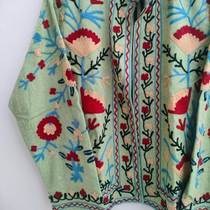 Couette matelassée respirante en coton vert sauge, broderie Suzani faite à la main, travail traditionnel de broderie kashmiri, motif floral, longueur standard - Product Image 4