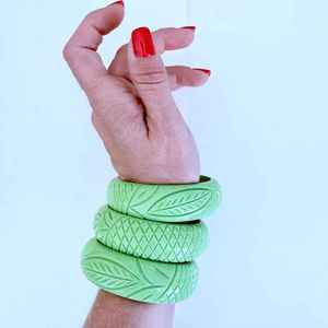 Brazalete de Resina Tallada, Estilo Retro Vintage, Joyería Hecha a Mano, Ideal para Uso Diario o Ocasiones Especiales - Product Image 1