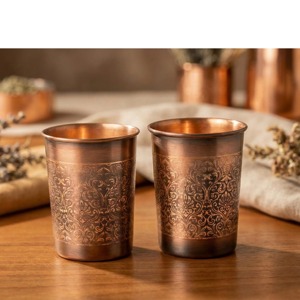 Bouteilles en cuivre gravées au design élégant, parfaites pour la maison, l'accueil des invités et le service, bouteille d'eau décorative d'Inde - Product Image 2