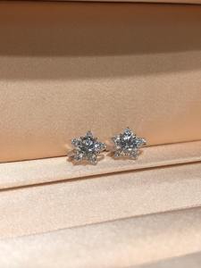 Pendientes de Aro con Forma de Estrella de Diamante Cultivado en Laboratorio en Oro Blanco de 14K, Aros de Diamante Redondos con Forma de Estrella, Joyería Fina Elegante y Chic - Product Image 2