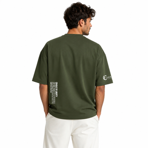Chemises pour hommes avec graphismes typographiques contemporains, vente en gros, T-shirt vert olive surdimensionné pour hommes, col rond, streetwear, mode décontractée - Product Image 2
