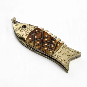 Couteau pliant à manche marron motif diamant avec poignées dorées gravées, lame à motifs et étui noir pour équipement de camping - Product Image 4