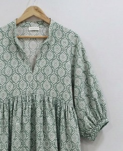 ชุดเดรสผ้าฝ้ายแท้ 100% พิมพ์ลายด้วยมือ ระบายอากาศได้ดี งานแฮนด์เมด สไตล์อินเดียลายดอกไม้ โบโฮ เอวธรรมชาติ ความยาวปานกลาง เหมาะสำหรับใส่ในฤดูร้อน - Product Image 6