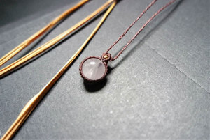 Collar de Macramé con Colgante Pequeño de Cuarzo Rosa y Cuarzo Transparente Hecho a Mano al por Mayor, Joyería de Cristal Curativo para Mujer, Regalo - Product Image 4