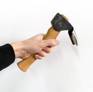 Hacha pequeña: herramienta de carpintería y tallado en madera con mango de fresno, forjada a mano - Product Image 1