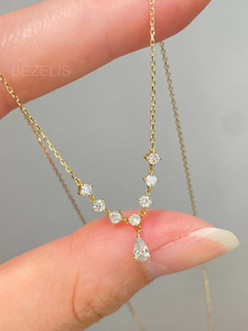 Magnifique collier en or avec diamant de laboratoire gradué en forme de V et pendentif en forme de poire - Product Image 5