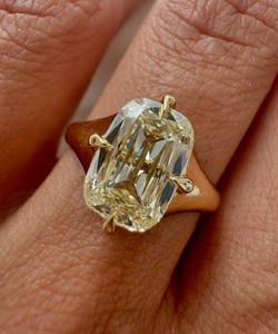 Anillo de compromiso de oro con diamante solitario de 5 quilates, cultivado en laboratorio, corte cojín alargado, color champán, estilo vintage, con engaste de garra, marrón claro, IGI - Product Image 1