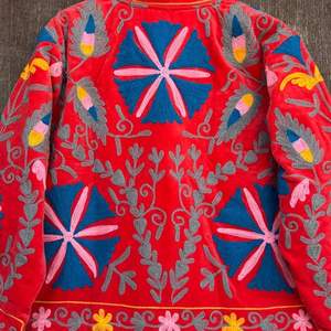 Chaqueta de terciopelo verde con bordado a mano, estilo bohemio, chaqueta bordada Suzani, chaqueta corta - Product Image 5