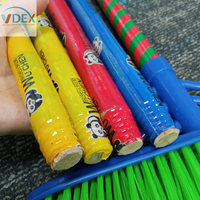 Bâton de vadrouille en bois durable avec couverture de fleurs en PVC Poignées de balai de nettoyage domestique du Vietnam