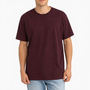 เสื้อยืดแขนสั้นคอกลมลายทางสีแดงเลือดหมูสำหรับผู้ชาย ทรงปกติ สวมใส่สบาย ผลิตจากผ้าฝ้าย 100% ระบายอากาศได้ดี มีโลโก้ด้านหน้า ผ้าไม่ยับ - Product Image 1