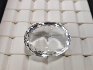Quartz blanc naturel massif, taille ovale géante, qualité muséale, cristal de roche, pierre précieuse en vrac pour collectionneurs et fabrication de bijoux - Product Image 1