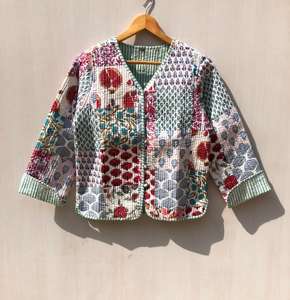 Chaqueta Acolchada de Algodón con Borde Crudo y Parches para Mujer, Chaqueta Acolchada Hecha a Mano con Ribete Frontal, Abrigo Estilo Boho Novedoso - Product Image 1