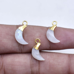 Amuleto de Luna Creciente de Piedra Lunar Natural |   Diseño de colgante chapado en oro de 5x16 mm - Product Image 5
