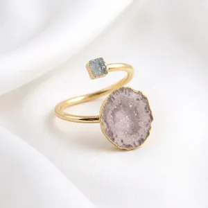 Anillo Ajustable de Latón Chapado en Oro de 18K, Anillo Boho Minimalista Hecho a Mano, Anillo de Moda con Geoda Druzy Gris Natural - Product Image 6