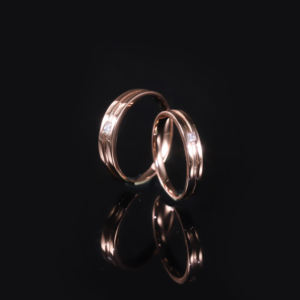 แหวนทองคำแท้ 18K ชุบโรเดียม ดีไซน์ Eternity Band ประดับพลอยธรรมชาติเจียระไนแบบ Brilliant Cut  แบบคลาสสิกสำหรับงานหมั้น  AMBER JEWELS - Product Image 4
