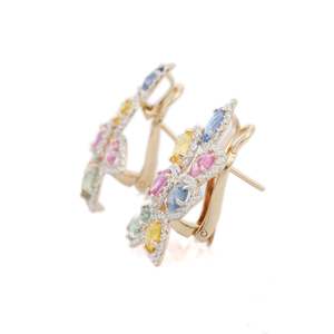 Boucles d'oreilles clous florales Art Déco en or 14 carats avec saphirs multiples, diamants et perles - Product Image 5