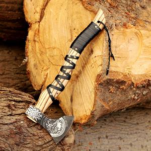 Hacha Vikinga de Acero al Carbono Forjada a Mano, Mango de Madera de Fresno Personalizado OEM, Hacha con Cuchilla Afilada y Funda de Cuero, Hacha para Camping y Bushcraft - Product Image 1