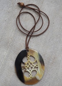Pendentif artisanal en corne de buffle, bijou tribal authentique, léger, durable, accessoire naturel pour collections de mode mondiales - Product Image 3