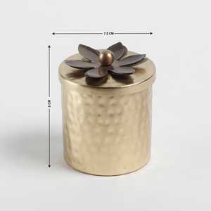 กระปุกเทียนโลหะสีทองแบบตอกลาย พร้อมฝาปิดลายดอกไม้ตกแต่ง ภาชนะใส่เทียนหอมหรูหราสำหรับตกแต่งบ้านอย่างมีระดับ - Product Image 2