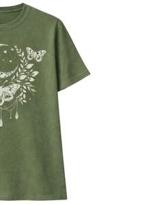 Camiseta Personalizada Verde Oliva para Mujer con Gráfico de Mariposa Lunar, Algodón Suave, Manga Corta, Estilo Boho Casual, Holgada, para Verano - Product Image 4