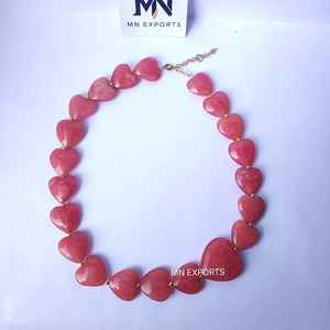 Le collier en résine en forme de cœur est un mélange parfait d'amour, d'art et de style moderne. Fabriqué avec des résines artisanales de qualité supérieure - Product Image 5