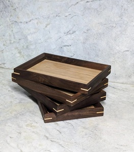 Bandeja de Servir de Madera Maciza de Nogal Negro y Roble Blanco - Portátil para Cocina y Escritorio - Product Image 1