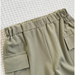 Conjunto de polo urbano con paneles y pantalones cortos tipo cargo para niño, en piqué de algodón de alta densidad (parte superior) y sarga de algodón resistente (parte inferior) - Product Image 6
