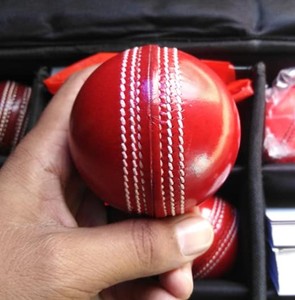 Balle de cricket jaune cousue à la main, balle dure pour l'entraînement et les matchs professionnels - Product Image 2