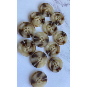 Accessoires de vêtements de pull personnalisés bouton corne de polyester en résine coudre 4 trous d'Inde - Product Image 3