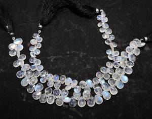 ลูกปัดมูนสโตนสีขาวรุ้งธรรมชาติทรงหยดน้ำเจียระไนขนาด 7x10 มม. มูนสโตนสีขาวรุ้งทรงบริโอเล็ต ความยาว 8 นิ้ว เกรดพรีเมียม - Product Image 3