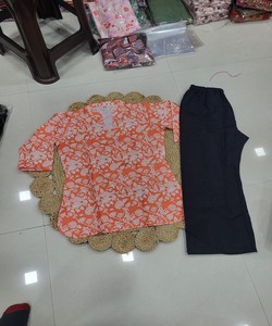 Conjunto de Top y Pantalones Palazzo de Rayón con Estampado Digital, Color Naranja y Negro, 84552, Tallas de EE. UU., Ropa Étnica Modesta al por Mayor - Product Image 4