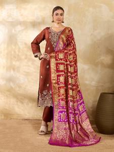 Dupatta de Tafetán de Seda con Diseño Bandhej y Elegante Borde Dorado Zari para Uso Festivo - Product Image 1