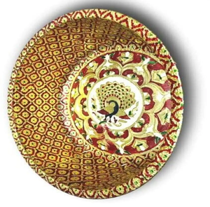 Exquisito tazón de latón color granate y dorado, adornado con arte tradicional de pavo real en esmalte, disponible a precios de mayorista. - Product Image 1