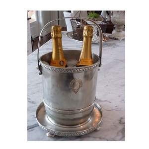 Cubo para champán plateado estilo antiguo con asa giratoria – Enfriador de vino con diseño de cresta y bandeja de goteo con pie a juego - Product Image 4