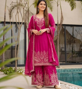 Ensemble de robe ethnique pakistanaise en soie brodée de paillettes roses avec dupatta pour les mariages, pour femmes, coupe élégante - Product Image 1
