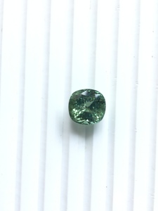Piedra de turmalina verde natural de 11.77 quilates con corte cojín para la elaboración de joyería fina. - Product Image 4