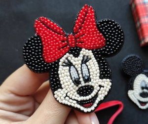 Hermoso Broche de Diseño con Cuentas y Motivos Bordados Únicos para la Moda Femenina Moderna - Product Image 1