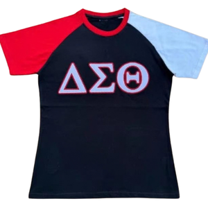 T-shirt personnalisé pour femme avec lettres grecques, blanc et rouge, manches raglan, appliqué brodé, été, 100% coton, coupe ajustée - Product Image 6