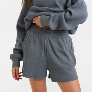 Shorts en jean taille haute pour femme avec poches, fermeture boutonnée, délavé, coupe décontractée, couleur unie bleu - Product Image 4